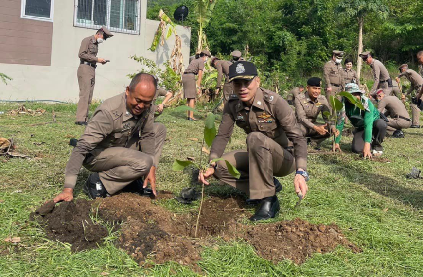 เข้าเเถวเคารพธงชาติฯ และร่วมปลูกต้นไม้เนื่องในวันปลูกต้นไม้โลก